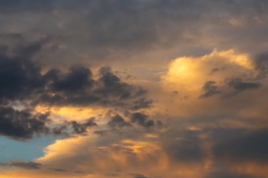 Gün batımında güzel bulutlar. Yakın plan. Doğal arka plan. Bulutlar.