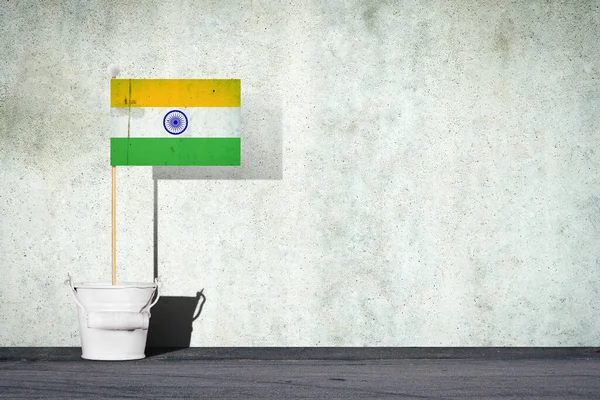 印度国旗 在一根棍子上 在一个小桶里 在一面混凝土墙的后面 复制空间 符号和符号 — 图库照片