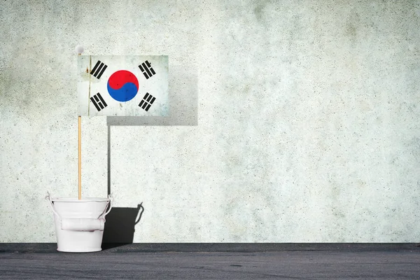 Bandiera Della Corea Bastone Piccolo Secchio Sullo Sfondo Muro Cemento — Foto Stock