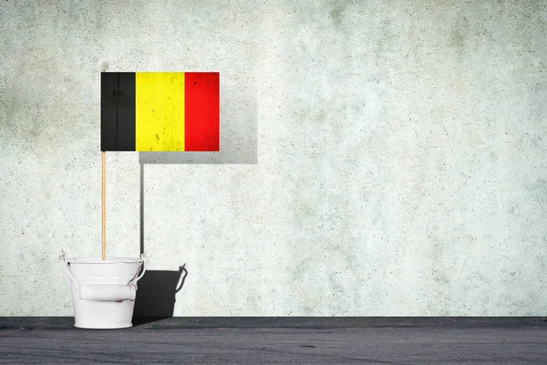 Flaga Belgii Patyku Małym Wiadrze Tle Betonowej Ściany Odbiór Znaki — Zdjęcie stockowe