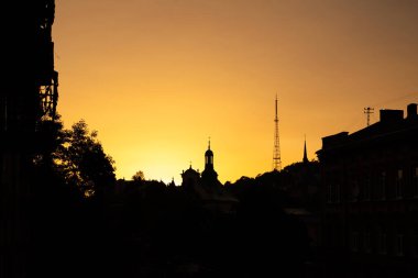 Gün batımında evlerin siluetleri. Lviv. Ukrayna Mimarisi