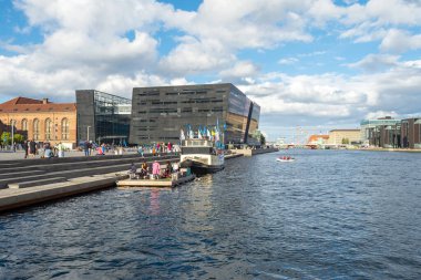 Kopenhag 'da. Danimarka. On iki. Eylül. 2021 yılı. Kara Elmas Kütüphanesi 'nin güzel modern binası. Kopenhag 'da. Danimarka Avrupa 'yı Görüyordu