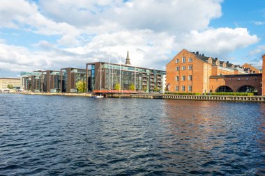 Kopenhag, Danimarka 'daki kanalın kıyısındaki tarihi binalar. Avrupa mimarisi. Mimarlık. Avrupa.