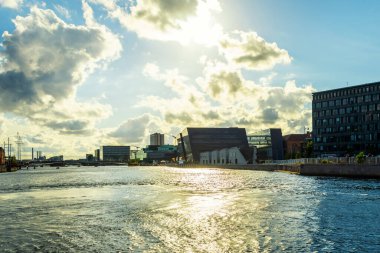 Kara Elmas Kütüphanesi 'nin güzel modern binası. Kopenhag 'da. Danimarka Avrupa 'yı Görüyordu
