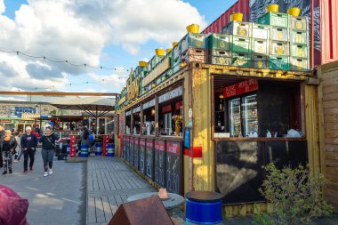 Kopenhag 'da. Danimarka. On iki. Eylül. 2021 yılı. Reffen Caddesi Gıda Pazarı. Sokak kafelerinin güzel vitrinleri. Kopenhag 'ın simgeleri. Danimarka Eğlence Seyahati