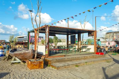 Kopenhag 'da. Danimarka. On iki. Eylül. 2021 yılı. Reffen Caddesi Gıda Pazarı. Güzel sokak kafeleri. Kopenhag Danimarka Tatil Gezisi 'nin simgeleri