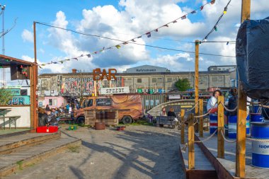 Kopenhag 'da. Danimarka. On iki. Eylül. 2021 yılı. Reffen Caddesi Gıda Pazarı. İnsanlar güzel sokak kafelerinde dinleniyor. Kopenhag 'ın simgeleri. Danimarka. Eğlence Seyahati