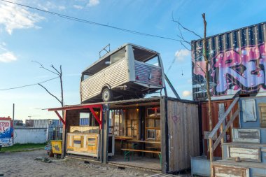 Kopenhag 'da. Danimarka. On iki. Eylül. 2021 yılı. Reffen Caddesi Gıda Pazarı. Güzel sokak kafeleri. Kopenhag Danimarka Tatil Gezisi 'nin simgeleri