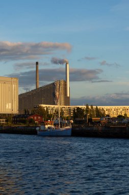 Kopenhag 'da. Danimarka. On iki. Eylül. 2021 yılı. Danimarka 'nın Kopenhag şehrinin çatısında kayak pisti olan Amager Bakke Fabrikasının Günbatımında güzel bir manzara. Manzaralar. Avrupa.