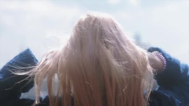 Mooi meisje met blond haar van behinde. Slow motion — Stockvideo