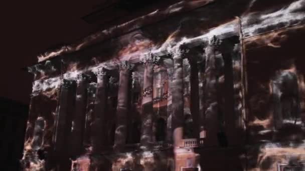 Saint-Petersburg, Rusko-duben 29. 2016: 3d mapování. Alexandrinsky Theatre. Projekce geometrické tvary a tváře na budově. Iluze destrukci fasády — Stock video