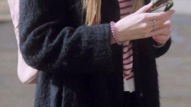 Pretty genç kız üzerinde güneş gözlüğü koyar