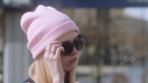 Nettes junges Mädchen nimmt Sonnenbrille ab — Stockvideo