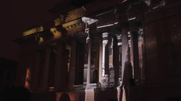 Sint-Petersburg, Rusland-April 29 2016: 3D-toewijzing. Comwell theater. De projectie van de geometrische vormen en gezichten op het gebouw. De illusie van de vernietiging van de gevel — Stockvideo