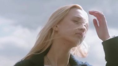 Sarışın saçları ile çekici genç kız oyun