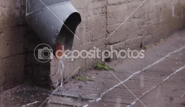Yağmur suyu drenaj boru closeup akan