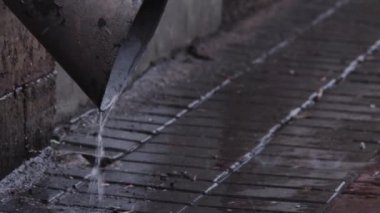 Su drenaj boru closeup akan yağmur. kişiler tarafından geçer