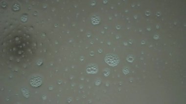 Cam üzerindeki sprey sıvı akış damla. El damla mendil