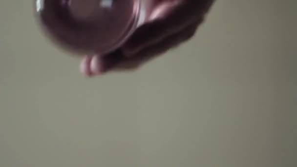 男性の手を取る、表水を注ぐからガラス。ローアングルのショット — ストック動画