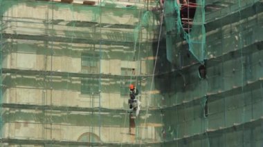 İnşaat işçileri iskelede