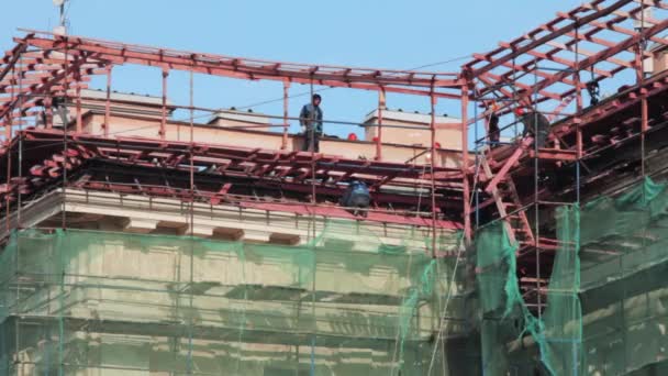 Trabajadores de la construcción que trabajan en el techo — Vídeos de Stock