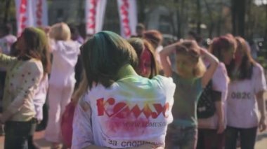 Saint-Petersburg, Rusya-3 Mayıs 2016. Holi Festival renklerin ağır çekimde vurdu. Dans kızı