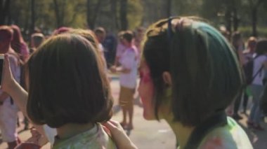 Saint-Petersburg, Rusya-3 Mayıs 2016. Holi Festival slowmotion. Kızlar selfie yapma