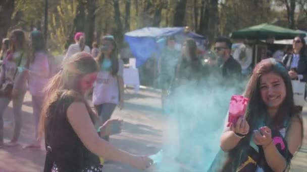 Sankt-Petersburg, Ryssland-3 maj 2016. Holi Festival av färger sköt i slow motion. Rolig flickor — Stockvideo