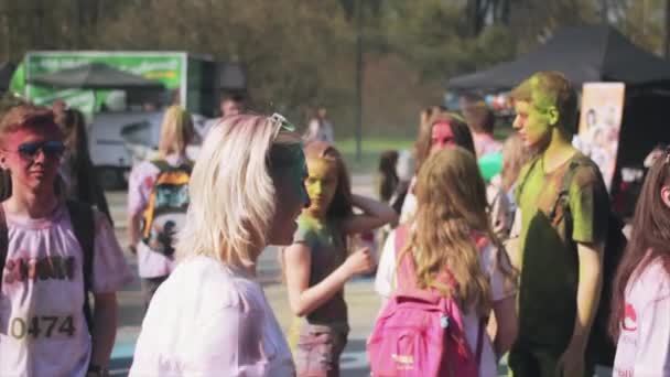 SAN PETERSBURGO, RUSIA - 3 DE MAYO DE 2016. Holi Festival de colores filmado en cámara lenta. Chica bailando — Vídeos de Stock