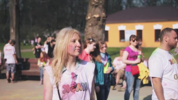 サンクトペテルブルク, ロシア連邦-2016 年 5 月 3 日。色のホーリー祭は、スローモーションで撮影。踊っている女の子 — ストック動画