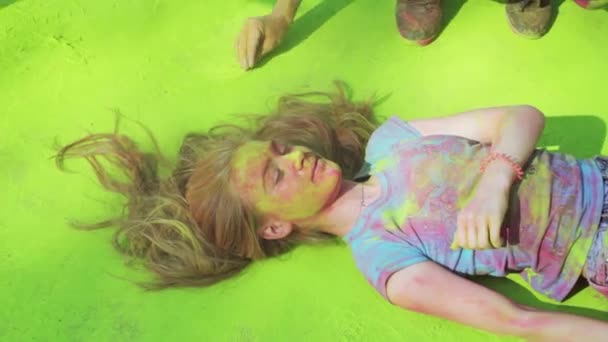 Saint-Petersburg, Rusko-3. května roku 2016. Holi Festival barev. Děti v zelené barvy Holi — Stock video