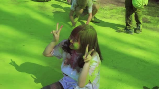 САИНТ-ПЕТЕРБУРГ, РОССИЯ - 3 мая 2016 года. Праздник красок Холи. Дети в зеленой краске Holi — стоковое видео