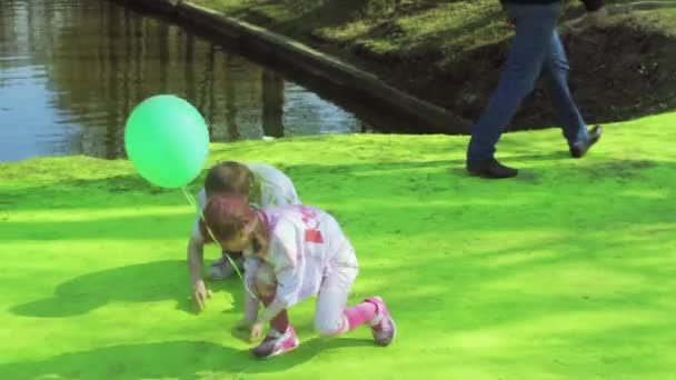 SAINT-PETERSBURG, RÚSSIA - 3 de maio de 2016. Holi Festival de cores. Crianças em tinta verde Holi — Vídeo de Stock