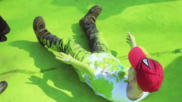 SAINT-PETERSBURG, RÚSSIA - 3 de maio de 2016. Holi Festival de cores. Crianças em tinta verde Holi — Vídeo de Stock