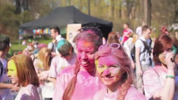 SAN PETERSBURGO, RUSIA - 3 DE MAYO DE 2016. Holi Festival de colores. Chicas sonriendo a la cámara — Vídeos de Stock