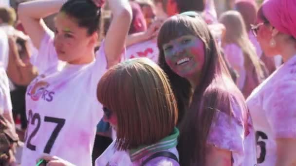 Saint-Petersburg, Rosja-3 maja 2016. Holi Festiwal kolorów. Dziewczyna uśmiecha się do kamery — Wideo stockowe