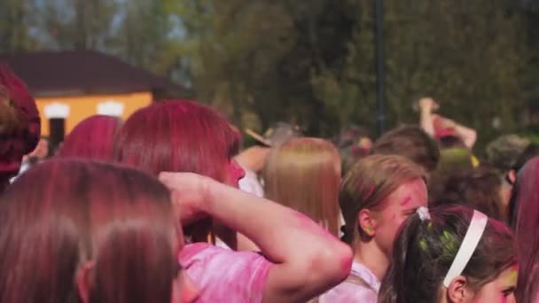 SAN PETERSBURGO, RUSIA - 3 DE MAYO DE 2016. Holi Festival de colores. Adolescentes bailando — Vídeo de stock