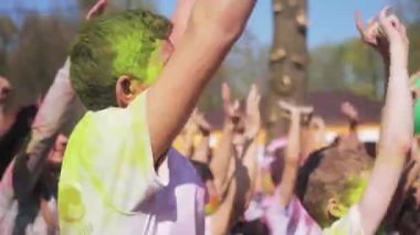 Saint-Petersburg, Rusya-3 Mayıs 2016. Holi Festival renkler. Gençler dans