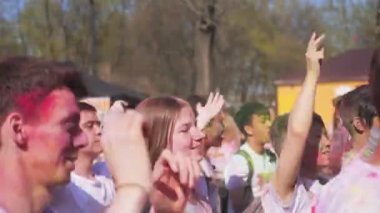 Saint-Petersburg, Rusya-3 Mayıs 2016. Holi Festival renkler. Gençler dans