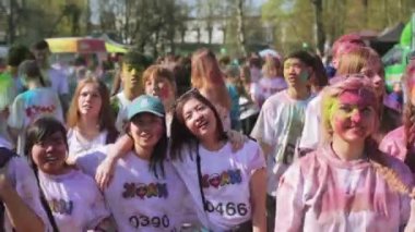 Saint-Petersburg, Rusya-3 Mayıs 2016. Holi Festival renkler. Gençler dans