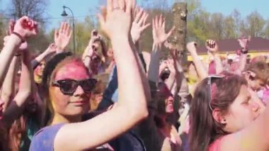 Saint-Petersburg, Rusya-3 Mayıs 2016. Holi Festival renkler. Kızlar dans