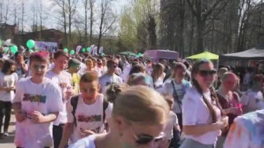 Saint-Petersburg, Rusya-3 Mayıs 2016. Holi Festival renkler. Yarış