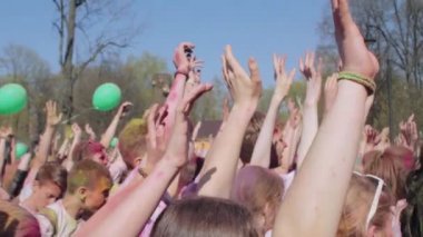 Saint-Petersburg, Rusya-3 Mayıs 2016. Holi Festival renkler. Gençler onların ellerini yukarı kaldır