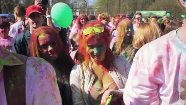 Saint-Petersburg, Rosja-3 maja 2016. Holi Festiwal kolorów. Śmieszne dziewczyny — Wideo stockowe