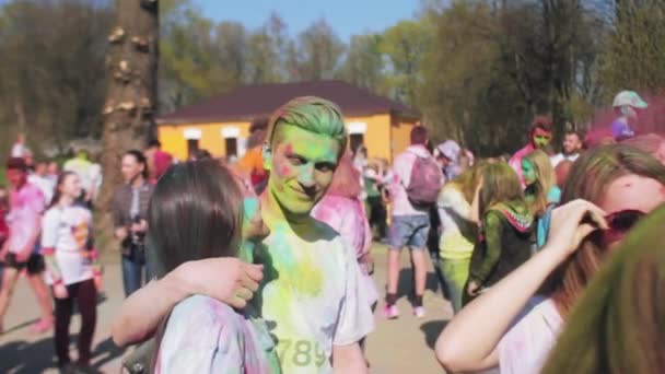 SAN PETERSBURGO, RUSIA - 3 DE MAYO DE 2016. Holi Festival de colores. Los adolescentes abrazos — Vídeos de Stock