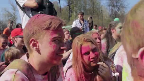 Saint-petersburg, russland - 3. mai 2016. holi fest der farben — Stockvideo