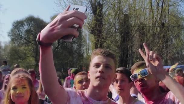 Saint-Petersburg, Rusya-3 Mayıs 2016. Holi Festival renkler. Çocuklar selfie yapma — Stok video