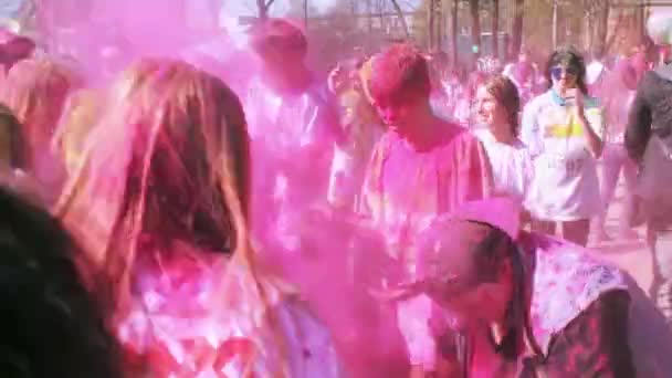 SAINT-PETERSBURG, RÚSSIA - 3 de maio de 2016. Holi Festival de cores. Adolescentes em tinta rosa — Vídeo de Stock