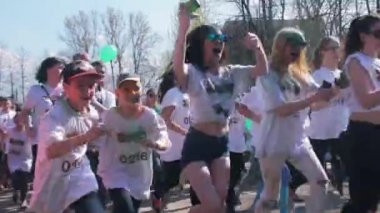 Saint-Petersburg, Rusya-3 Mayıs 2016. Holi Festival renkler. Yarış başlangıç