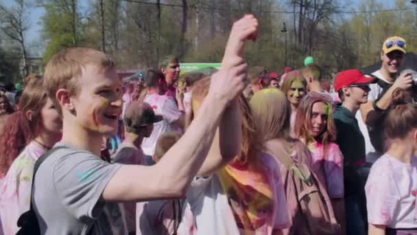Sankt-Petersburg, Ryssland-3 maj 2016. Holi Festival av färger. Tonåringar höja sina händer upp — Stockvideo